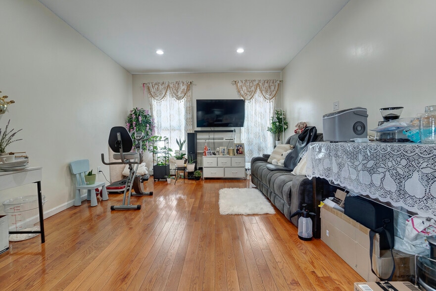 More Photos Of 174 Wyona St, Brooklyn Office Residential For Lease