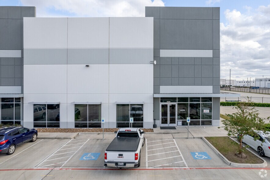 More Photos Of 10565 Red Bluff Rd, Pasadena Distribution For Lease