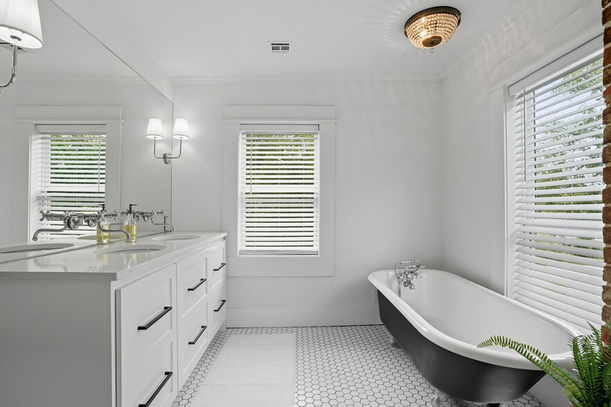 More Photos Of 924 S Main St, Broken Arrow Showroom For Sale