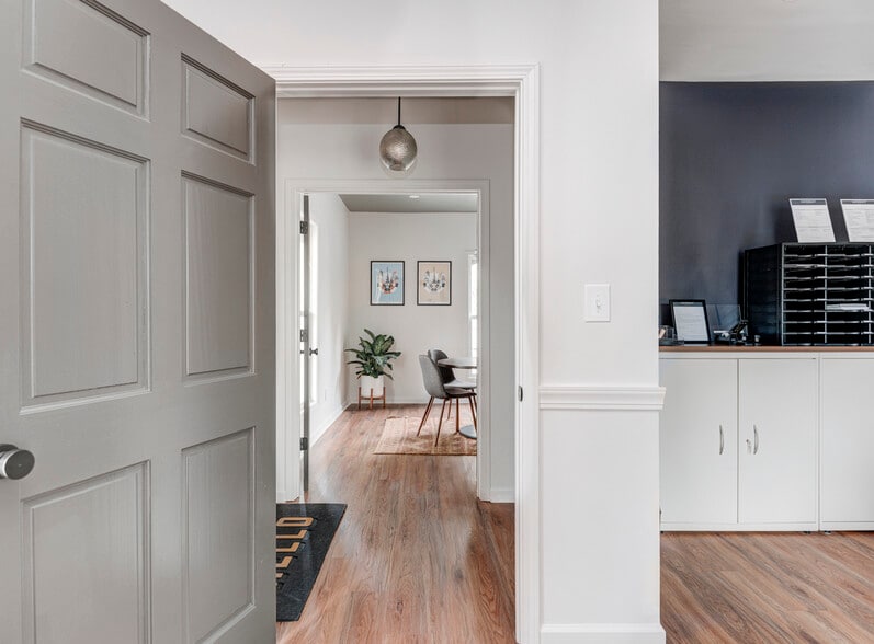 More Photos Of 6543 Ferguson St, Indianapolis Office Residential For Lease