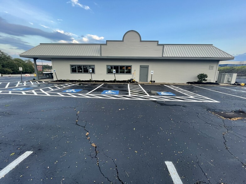 Primary Photo Of 6111 Mountain View Dr, West Mifflin Restaurant For Lease