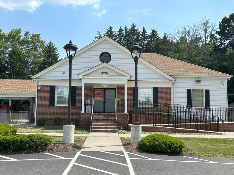 Primary Photo Of 152 Main St, Lincoln Park Bank For Sale