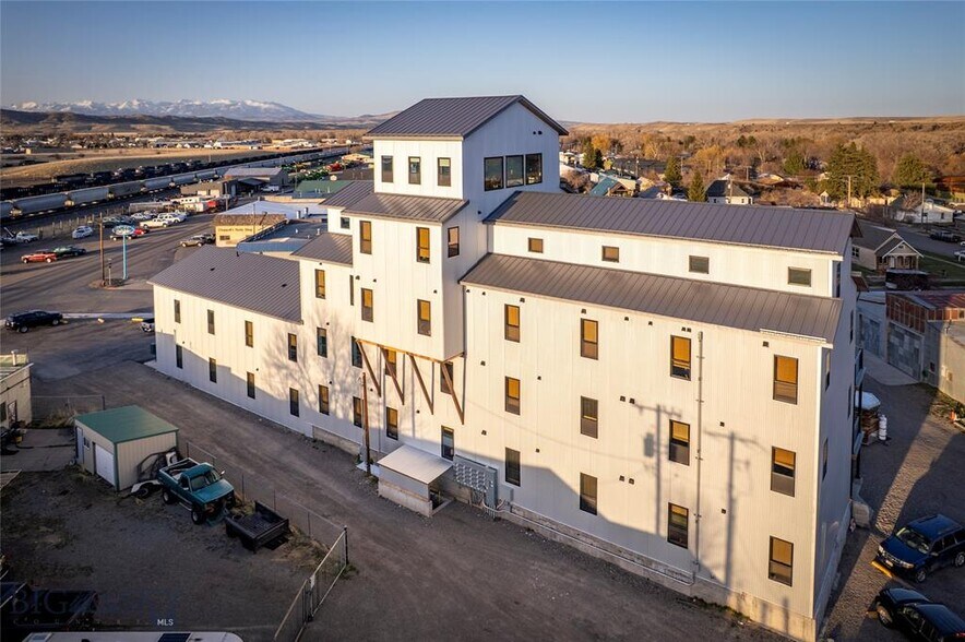 More Photos Of 924 E Park St, Livingston Apartments For Sale