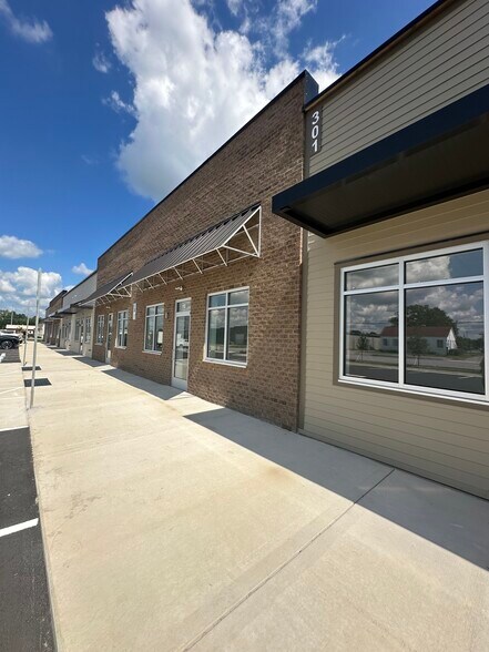 More Photos Of 301 Hooker Rd, Greenville Flex For Lease