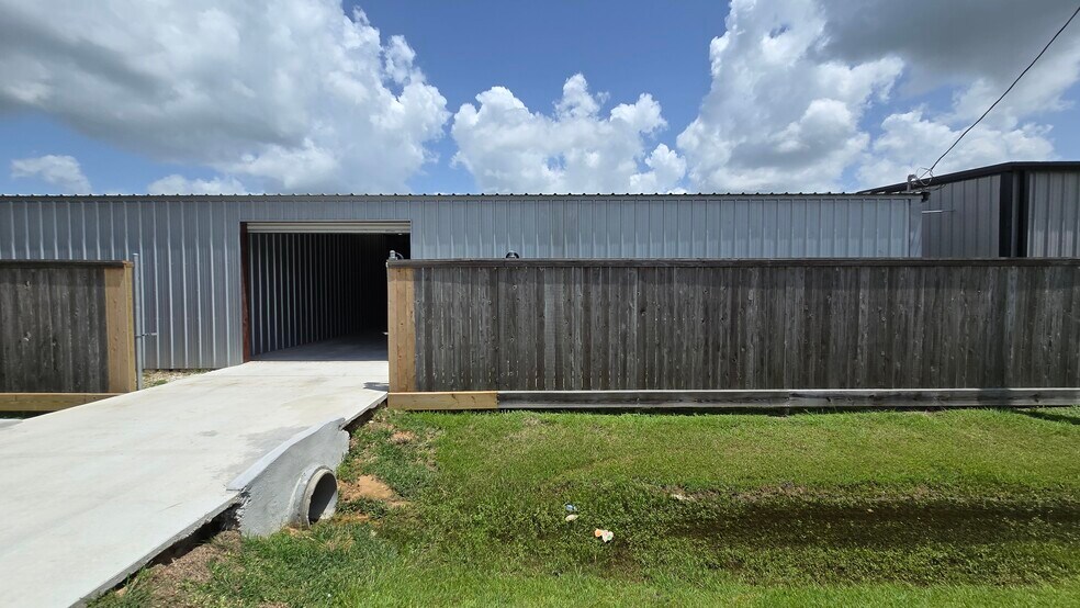 More Photos Of 1618 Callaway Dr, Alvin Warehouse For Lease