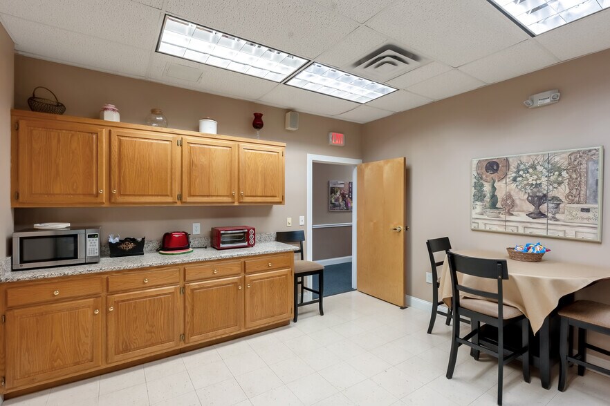 More Photos Of 72 Queen St, Southington Office For Lease