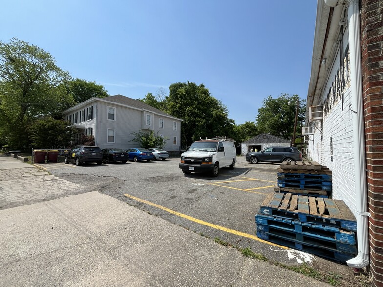 More Photos Of 1105 W Washington St, Petersburg Convenience Store For Sale