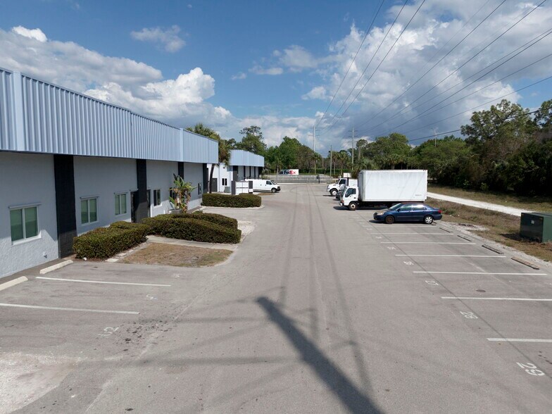 More Photos Of 4755 Mercantile Ave, Naples Unknown For Lease