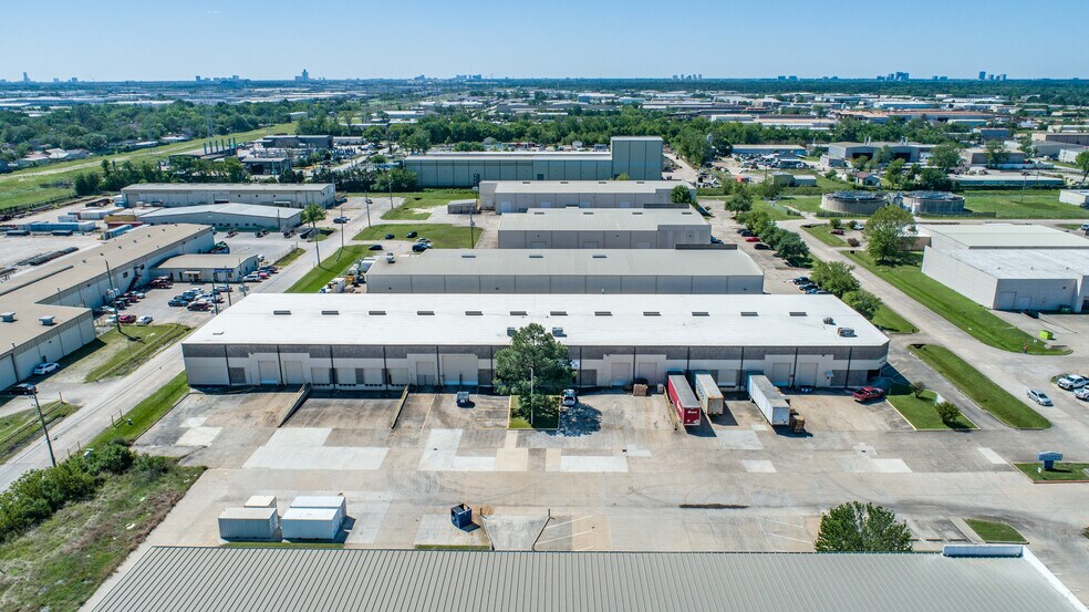 More Photos Of 6546 Petropark Dr, Houston Warehouse For Lease