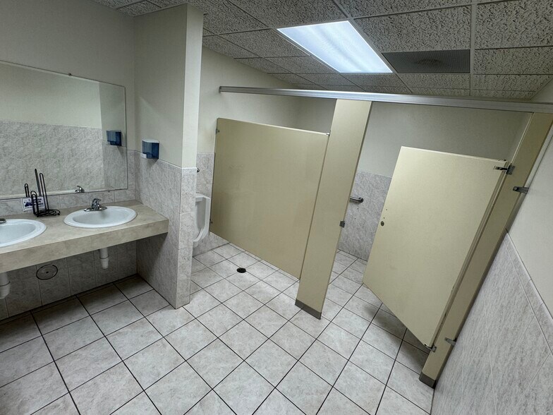More Photos Of 5833 Pecan St, North Branch Office For Sale