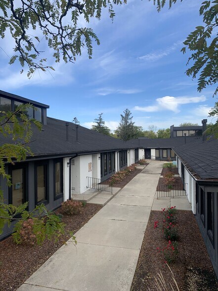 More Photos Of 17500-17516 S Carriageway Dr, Hazel Crest Office For Sale