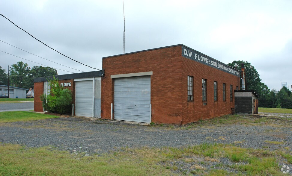 More Photos Of 2020 Remount Rd, Charlotte Warehouse For Lease