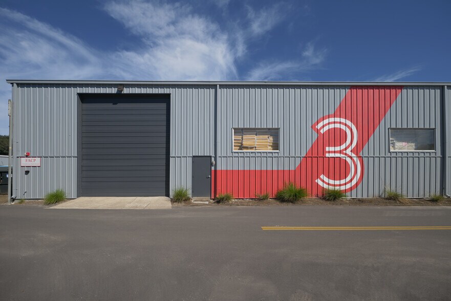 More Photos Of 1750 Signal Point Rd, Charleston Warehouse For Lease