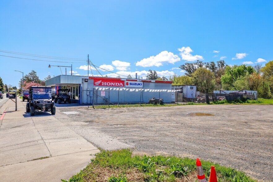 More Photos Of 1375 Industrial Ave, Petaluma Showroom For Sale