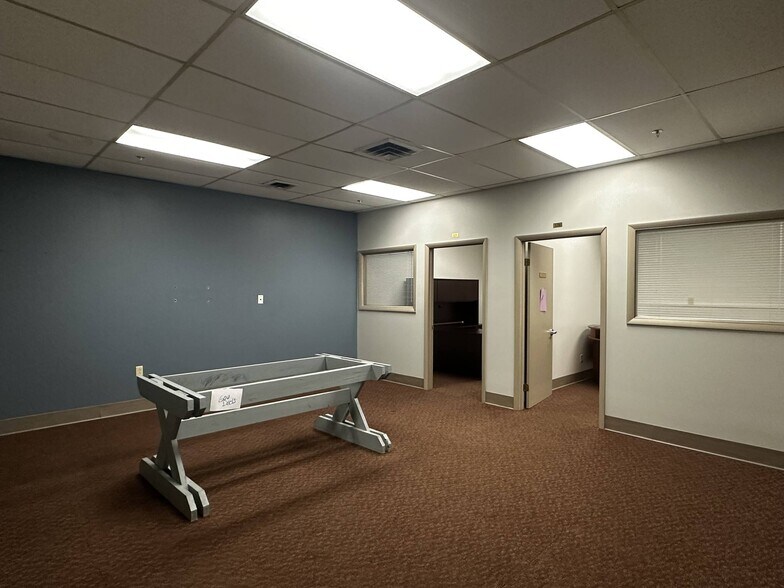 More Photos Of 400-500 Grand Ave, Joplin Office For Lease