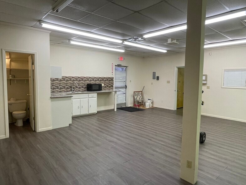 More Photos Of 204 W Coombs St, Alvin Medical For Lease