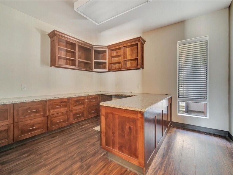 More Photos Of 1702 E Denman Ave, Lufkin Medical For Lease