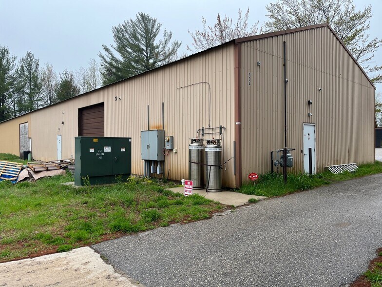 More Photos Of 404 S Park Dr, Kalkaska Warehouse For Lease