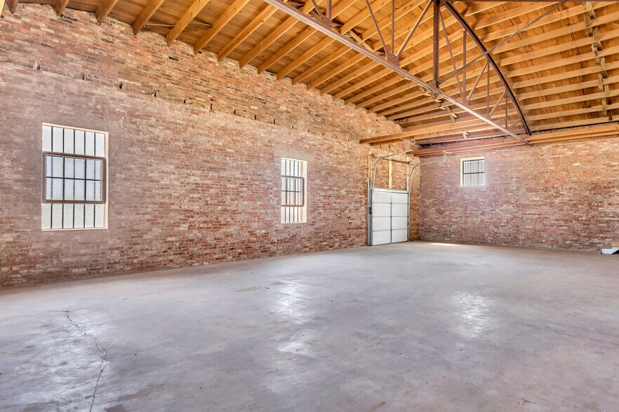 More Photos Of 815 W Broadway St, Ardmore Freestanding For Sale
