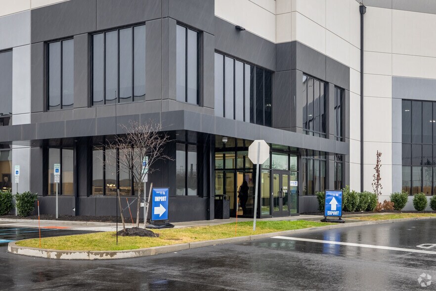 More Photos Of 100 Frontage Rd, Newark Distribution For Lease
