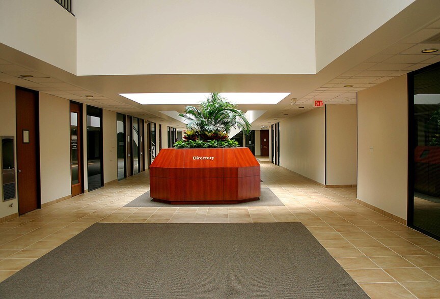 More Photos Of 800 W Sam Houston Pky S, Houston Office For Lease