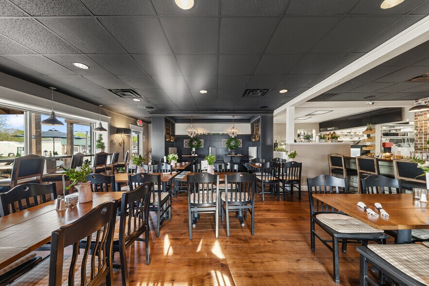 More Photos Of 320 W College St, Pulaski Fast Food For Sale