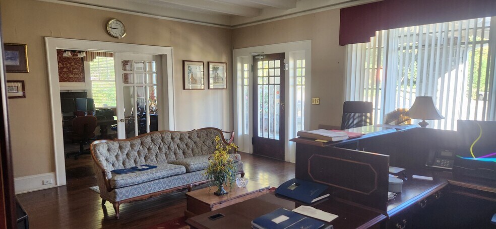 More Photos Of 303 W Trade St, Dallas Office For Sale