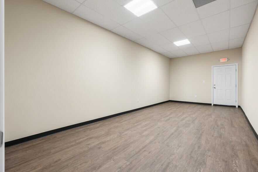 More Photos Of 109 W Main St, Itasca Storefront For Lease