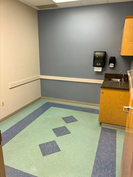 More Photos Of 4301 University Pky, Evans Medical For Lease