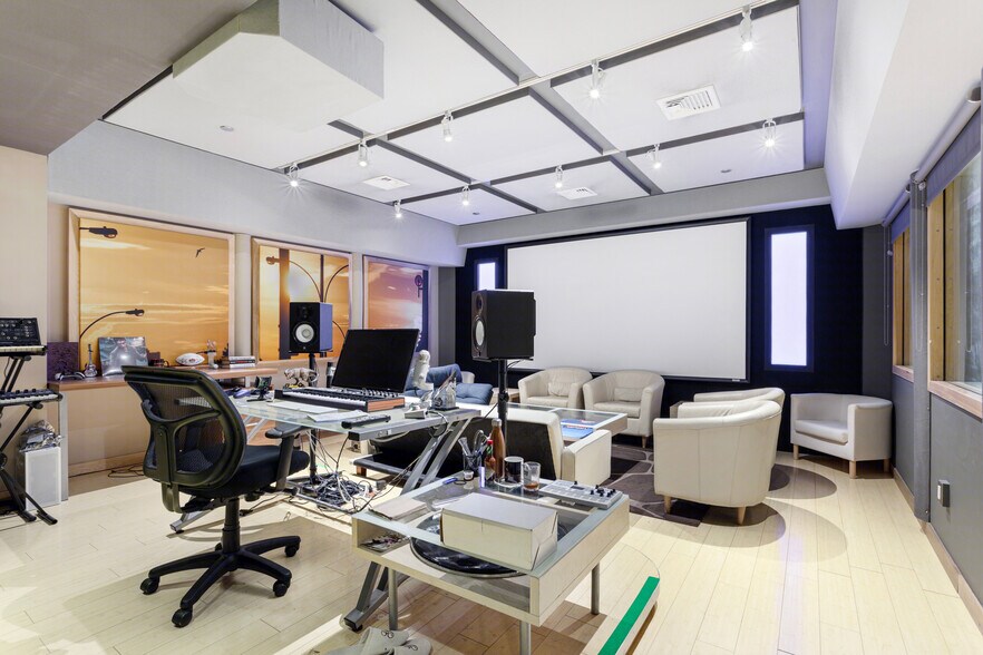 More Photos Of 115 W 45th St, New York Office For Lease