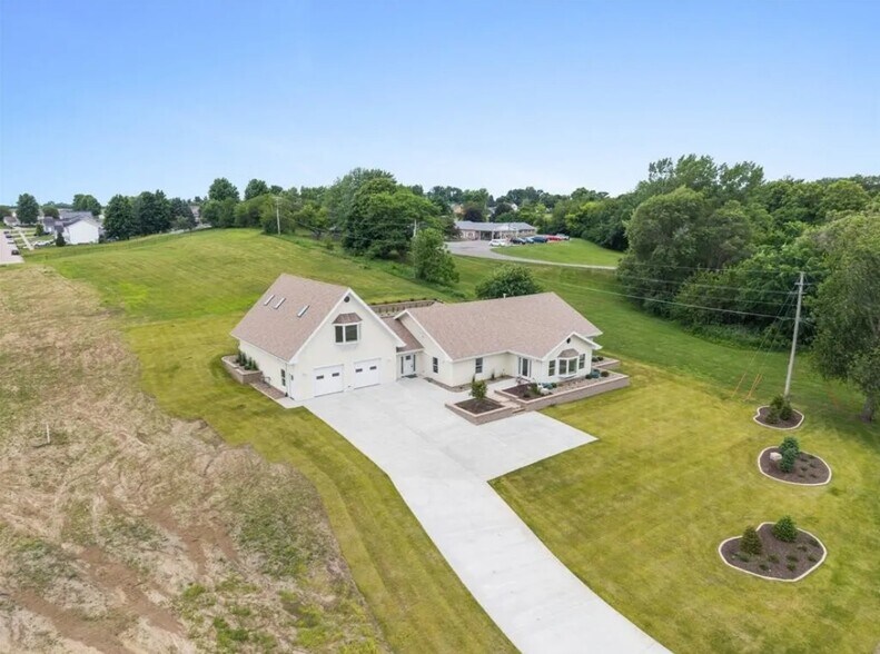 More Photos Of 1805 S 8th Ave E, Newton Specialty For Sale