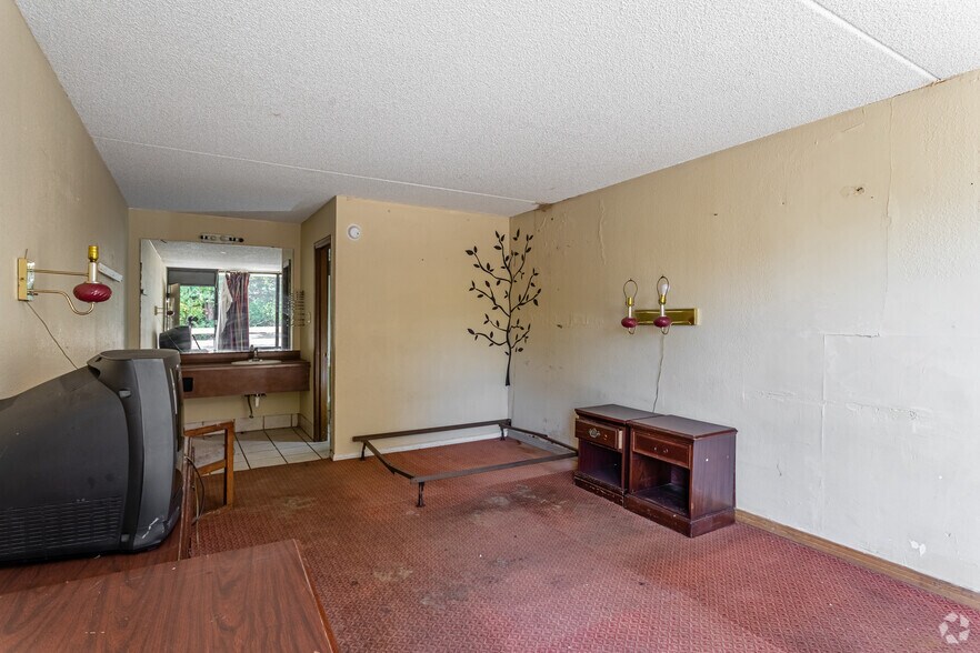 More Photos Of 1900 W 76 Country Blvd, Branson Hotel For Sale