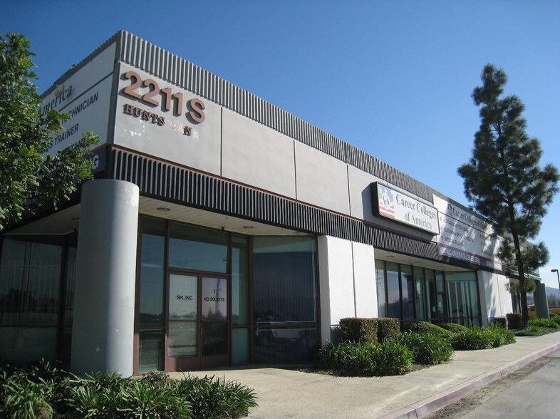 More Photos Of 2211 S Hunts Ln, San Bernardino Showroom For Lease