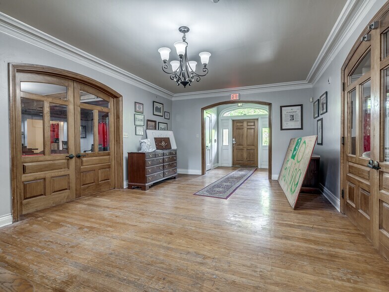 More Photos Of 702 S Lahoma Ave, Norman Dormitory For Sale