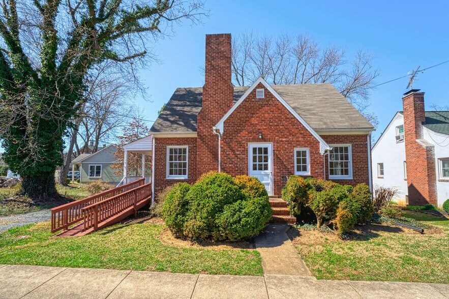 More Photos Of 121 N Hatcher Ave, Purcellville Office For Sale
