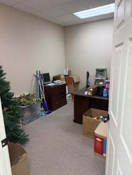 More Photos Of 2915 S Sam Houston Pky E, Houston Unknown For Lease