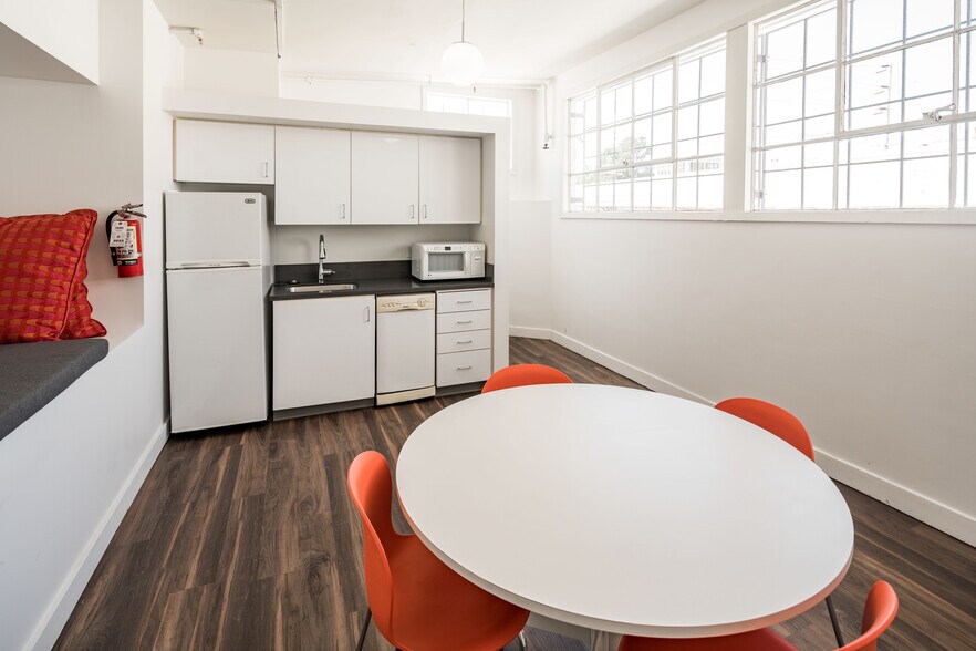 More Photos Of 911-915 NE Davis St, Portland Flex For Lease