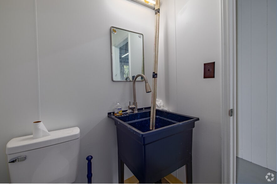 More Photos Of 2700-2740 N Graham St, Charlotte Light Distribution For Lease