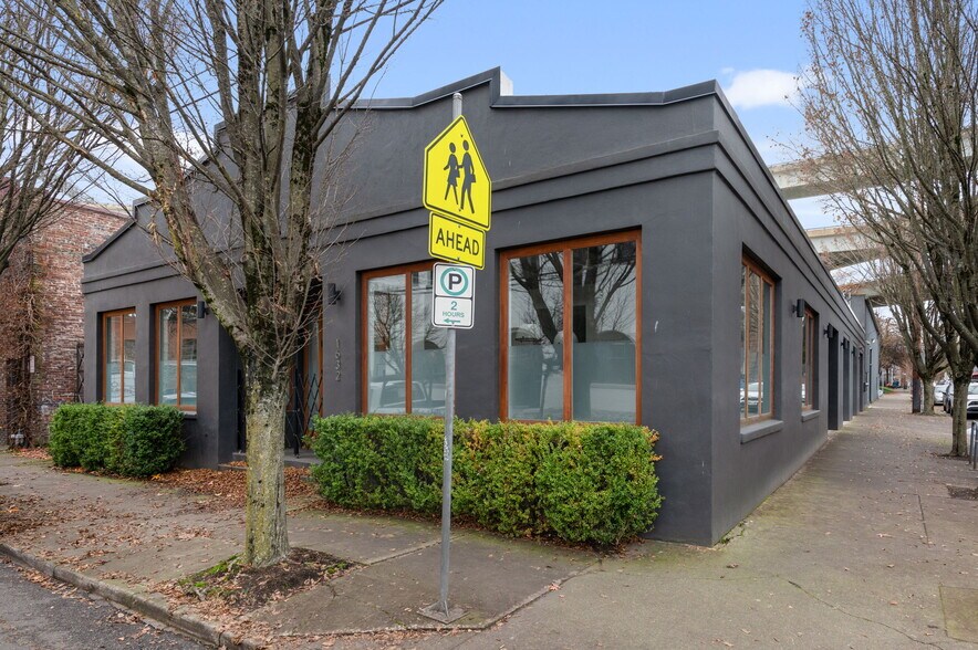 More Photos Of 1632 NW Thurman St, Portland Showroom For Lease