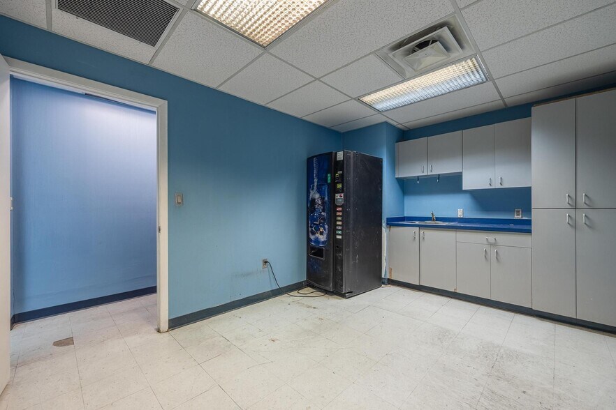 More Photos Of 2546-2578 Fowler St, Fort Myers Warehouse For Lease