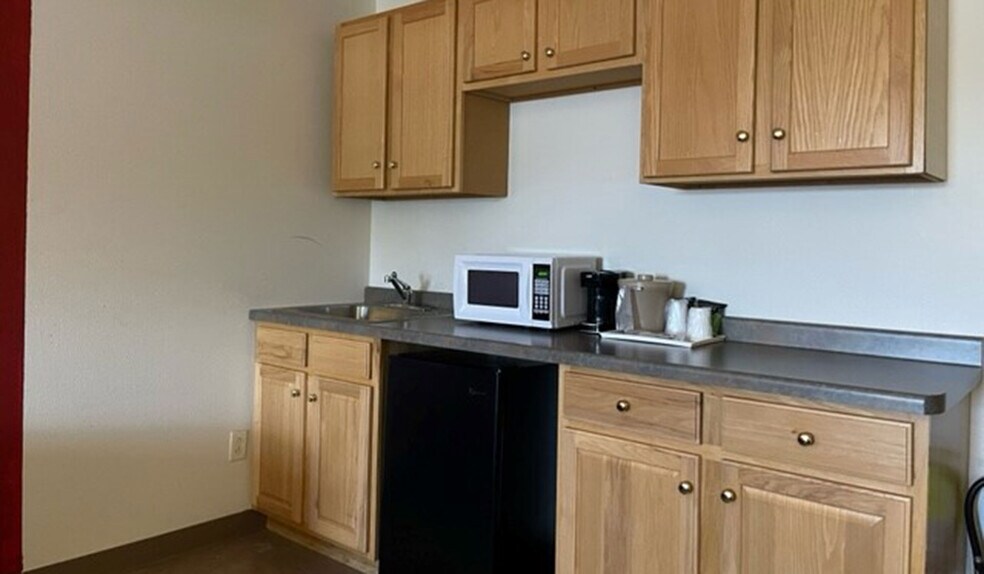 More Photos Of 717 E Bannerman Ave, Redgranite Hotel For Sale