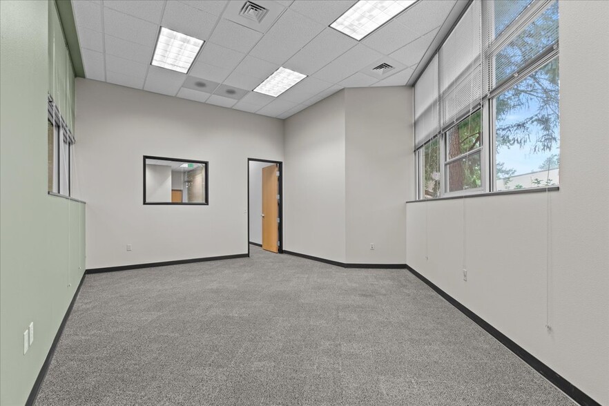 More Photos Of 6455 Lakeview Blvd, Lake Oswego Flex For Sale