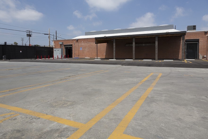 More Photos Of 5855-5859 E Compton Ave, Los Angeles Showroom For Lease