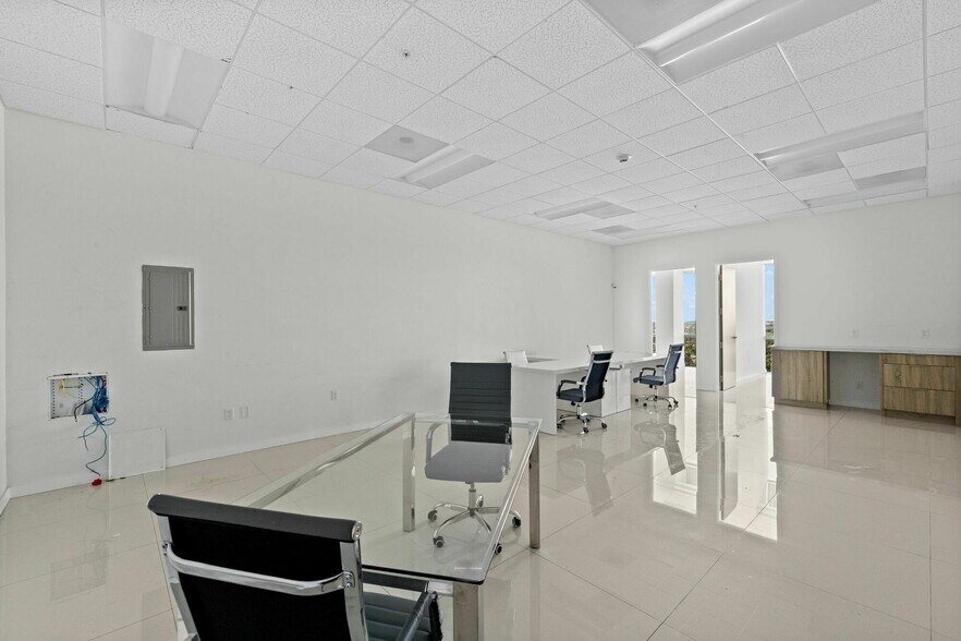 More Photos Of 20200 W dixie Hwy, Aventura Medical For Sale