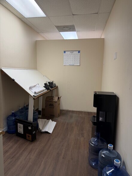 More Photos Of 1076 Business Ln, Naples Showroom For Sale