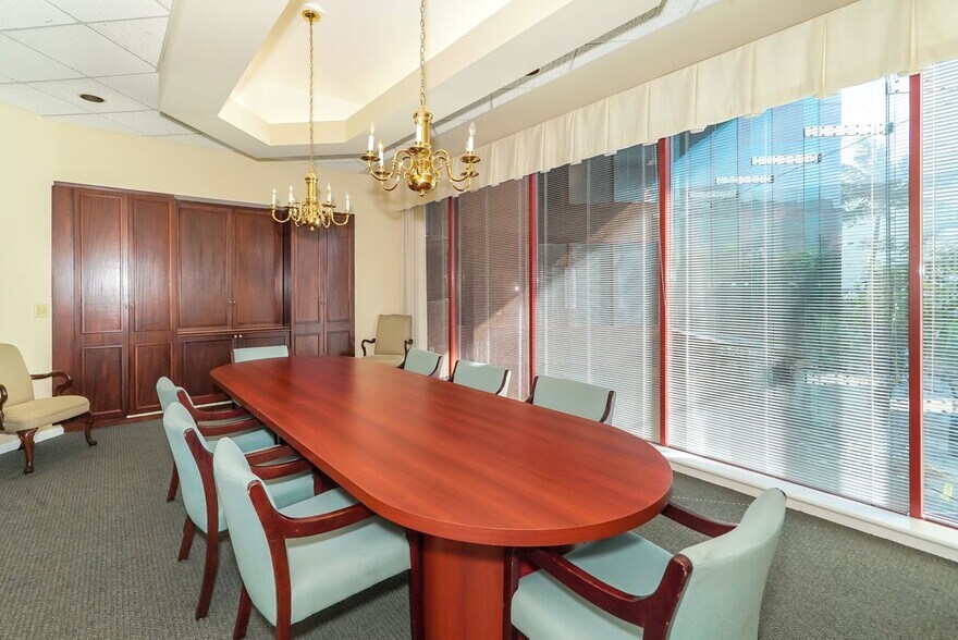 More Photos Of 2033 Main St, Sarasota Office For Lease
