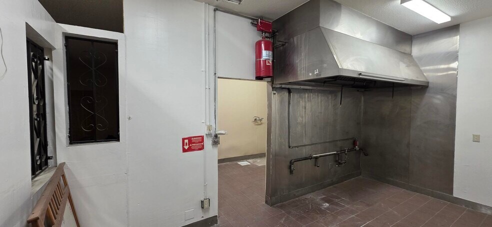More Photos Of 15411 Village Dr, Victorville General Retail For Lease