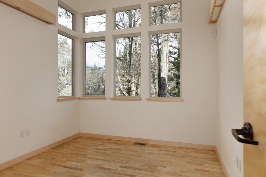More Photos Of 3239 Cascade Ave, Hood River Office Residential For Lease