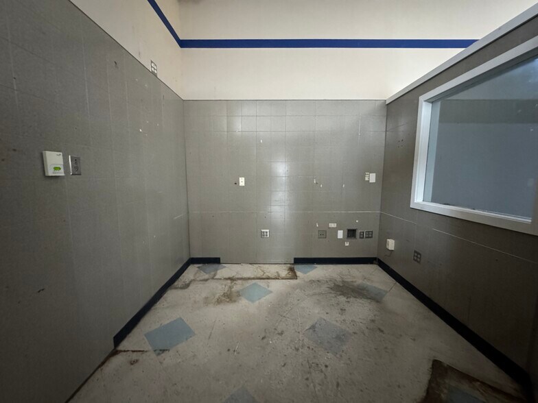 More Photos Of 1313 N Wood Ave, Florence Freestanding For Sale