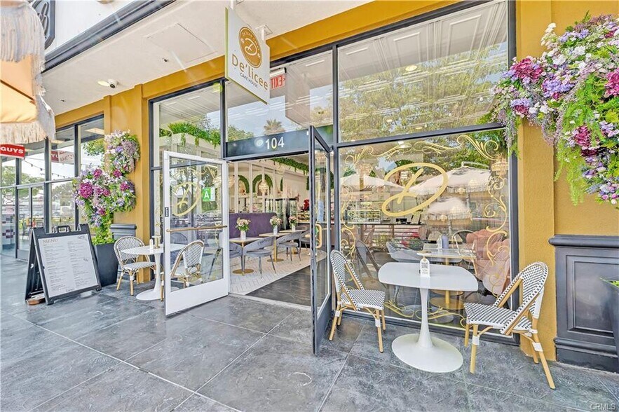 More Photos Of 12930 Ventura Blvd, Studio City Freestanding For Lease